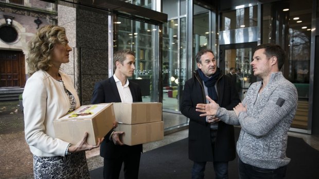 Filemon bezorgt handtekeningen in Den Haag